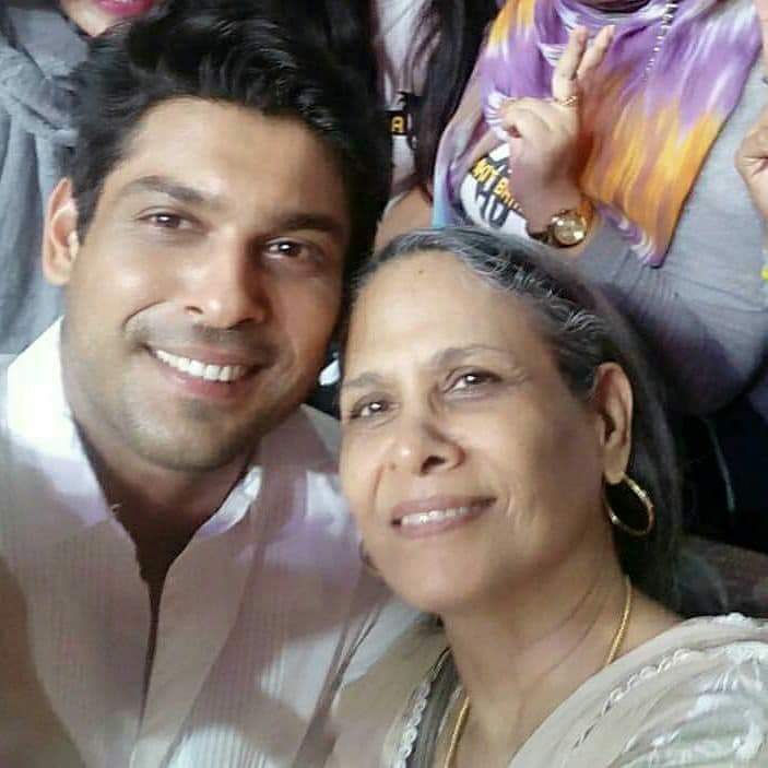 AN___EnigMa's tweet image. Happy Birthday #RitaMaa 🥺🙂 
Sending you loads of love and positivity💫♥️ 

#HBDRitaMaa #SidhharthShukla