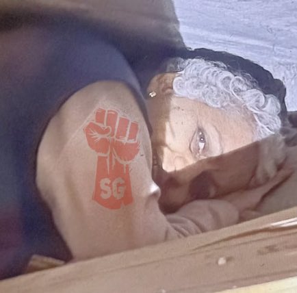 Hatay Kırıkhan’da çaresizce enkazdan çıkarılmayı bekleyen teyzemizin, yardımın geldiğini görüşü ve gülümseyişi… 🥹