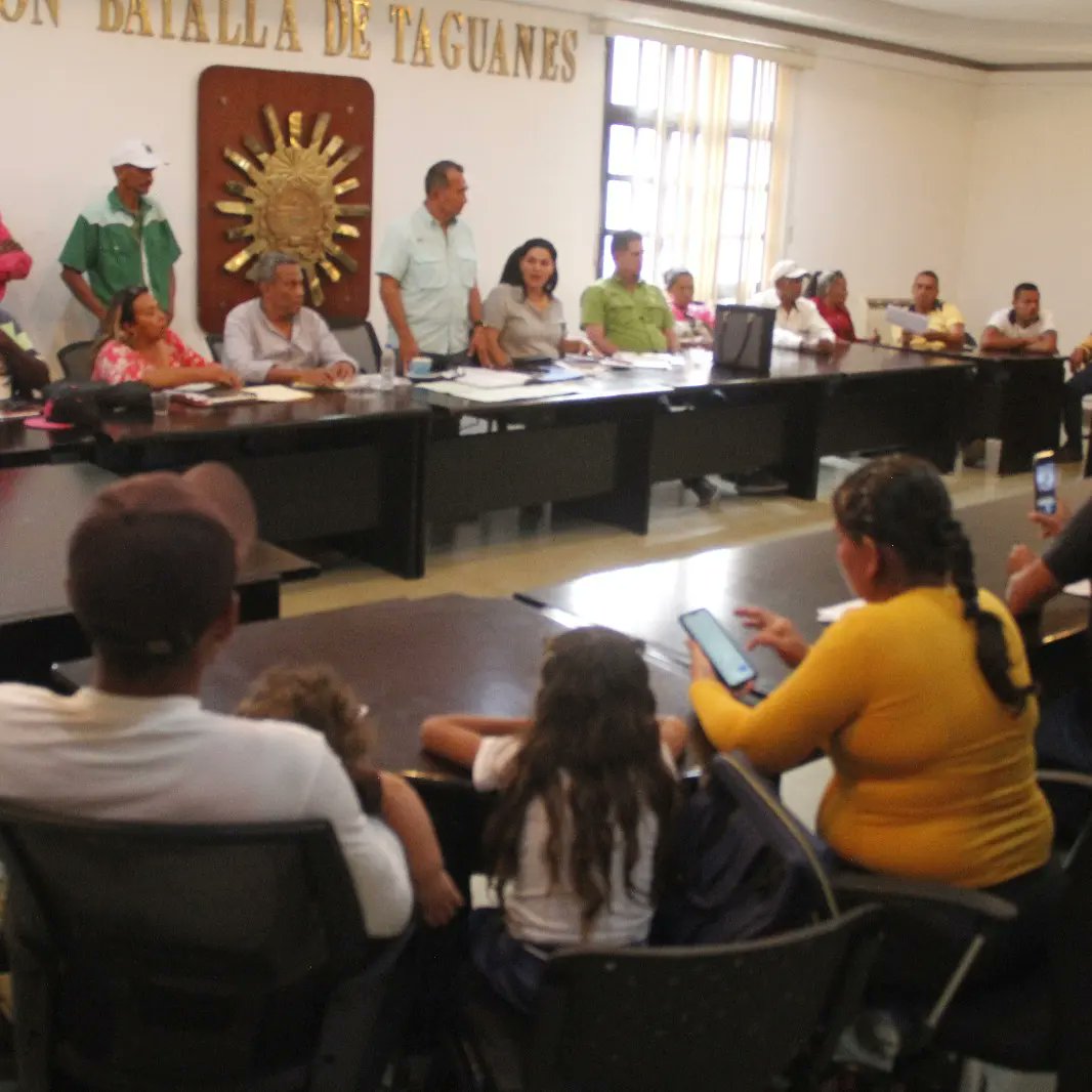 Gobercojedes's tweet photo. El gobernador Alberto Galíndez sostuvo una reunión con más de 50 productores agrícolas del municipio El Pao, donde realizaron una mesa de trabajo,  concretando planes y acciones para mejorar la calidad de las vías de acceso y otras áreas del municipio. https://t.co/9Ax7SgPhAB