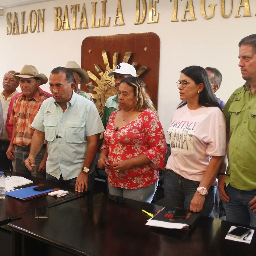 Gobercojedes's tweet photo. El gobernador Alberto Galíndez sostuvo una reunión con más de 50 productores agrícolas del municipio El Pao, donde realizaron una mesa de trabajo,  concretando planes y acciones para mejorar la calidad de las vías de acceso y otras áreas del municipio. https://t.co/9Ax7SgPhAB