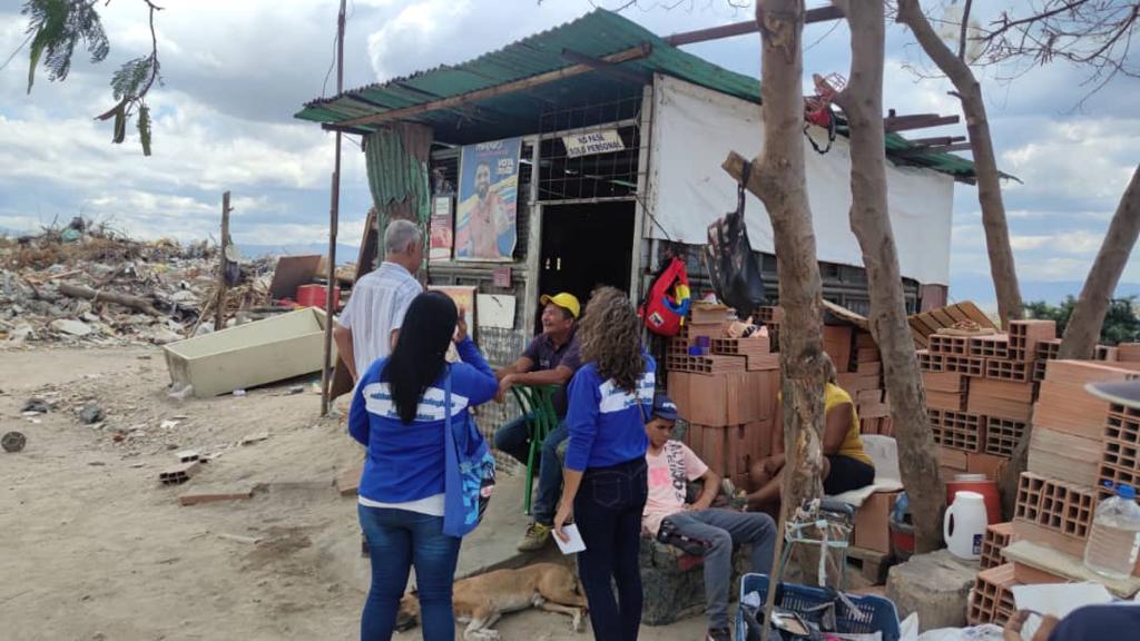 claudioefermin's tweet photo. Escuchando a los vecinos en el sector Campo Alegre de la parroquia Casanova Godoy de Maracay, reiterándoles nuestro compromiso con el cambio para bien. Gruesos sectores de la población viven en situación de extrema pobreza y eso estamos obligados a revertirlo. Necesitamos cambiar https://t.co/9wnO5z6HGI