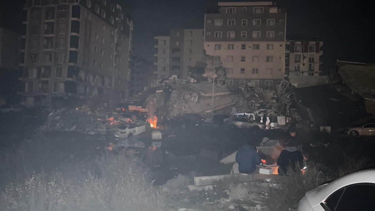 ‼️ANTAKYA ODABAŞI MAHALLESİ DEFNE SOKAK ACİL AFAD EKİBİ‼️ VİNÇ VAR AMA EKİP YOK FİRUZ MUTLU APARTMANI HALA ENKAZIN ALTINDA SESLER VAR YARDIM EDİN 
<a href="/AFADBaskanlik/">AFAD</a> <a href="/AFADHatay/">AFAD HATAY</a> <a href="/ahbap/">Ahbap</a> <a href="/BabalaTv/">BaBaLa TV</a> <a href="/ProfDemirtas/">Özgür Demirtaş</a> <a href="/haluklevent/">Haluk Levent ( Ahbap Ekibi )</a> <a href="/uberkuloz/">berk</a> <a href="/OguzhanUgur/">Oğuzhan Uğur</a>