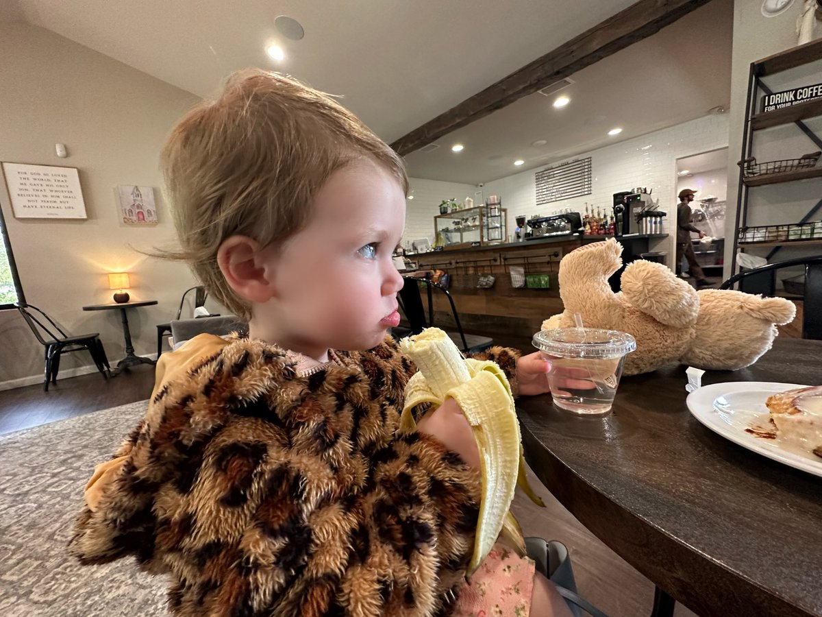 cherishlombard's tweet image. Mother-Daughter coffee shop date!
I opted for a cinnamon roll. She asked for a banana.
I could learn a thing or two from her☺️🍌
(But the pastry sure was tasty😋)
#smartgirl #goodchoice #shoplocal #coffeedate #coffee #healthy #health #healthconscious #fruit #bananas #breakfast