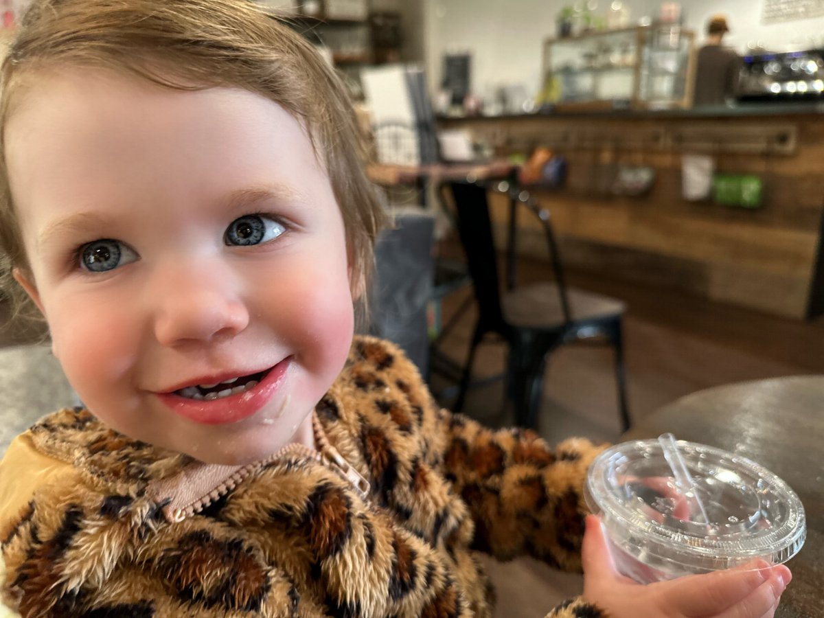 cherishlombard's tweet image. Mother-Daughter coffee shop date!
I opted for a cinnamon roll. She asked for a banana.
I could learn a thing or two from her☺️🍌
(But the pastry sure was tasty😋)
#smartgirl #goodchoice #shoplocal #coffeedate #coffee #healthy #health #healthconscious #fruit #bananas #breakfast