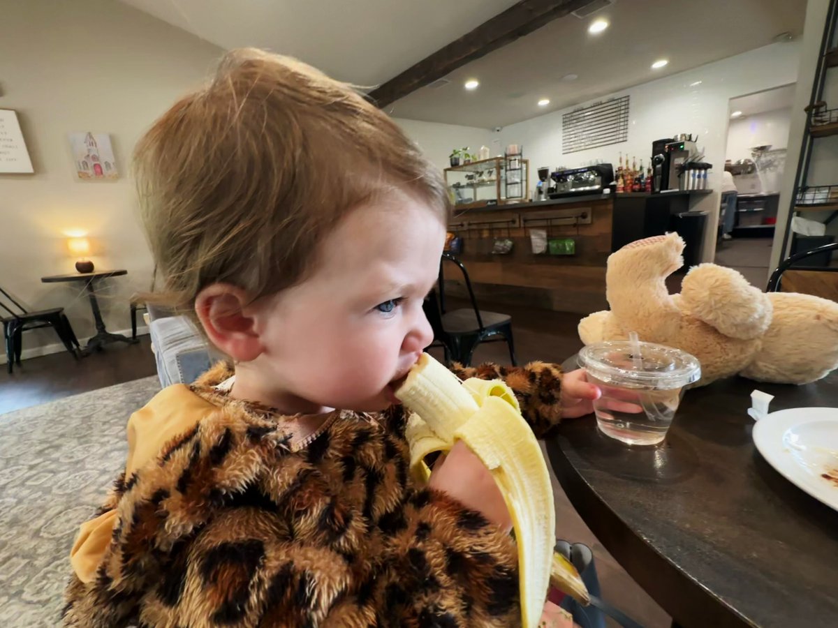 cherishlombard's tweet image. Mother-Daughter coffee shop date!
I opted for a cinnamon roll. She asked for a banana.
I could learn a thing or two from her☺️🍌
(But the pastry sure was tasty😋)
#smartgirl #goodchoice #shoplocal #coffeedate #coffee #healthy #health #healthconscious #fruit #bananas #breakfast