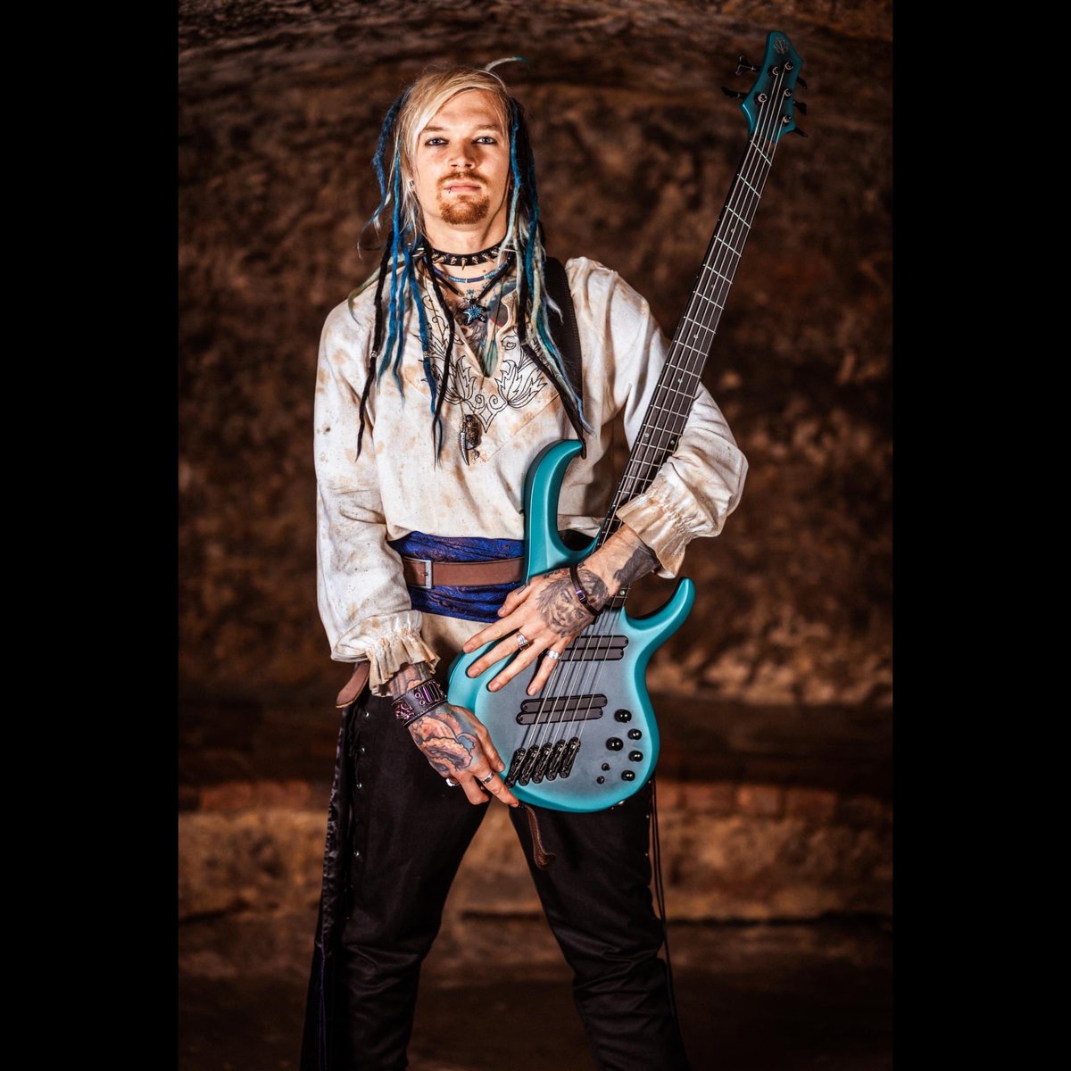 🎸 NEW BASSIST ALERT 🎸

Join us in welcoming aboard Mr Röman Dubovskij! 

Yarr! 

🍻🤘🏻☠️👍🏻🍻

#redrumuk #piratemetal #newbassist