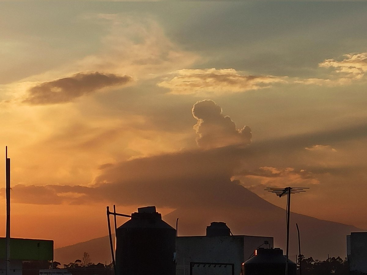 AlMaXx8017's tweet image. Tenemos #exhalación moderada del #Popocatépetl (18:08HRs) 

Columna eruptiva elevándose a más de 2km del cráter