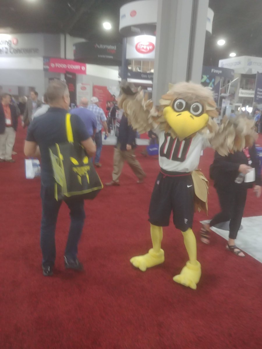 HPAC_RobM's tweet photo. .@AtlantaFalcons mascot Freddie the Falcon roamed the @ahrexpo floor, posing for selfies with attendees and doling out fist bumps and high-fives. Just one of the many fun benefits of the  @GWCC_ATL. https://t.co/hfxiPKO6Wt