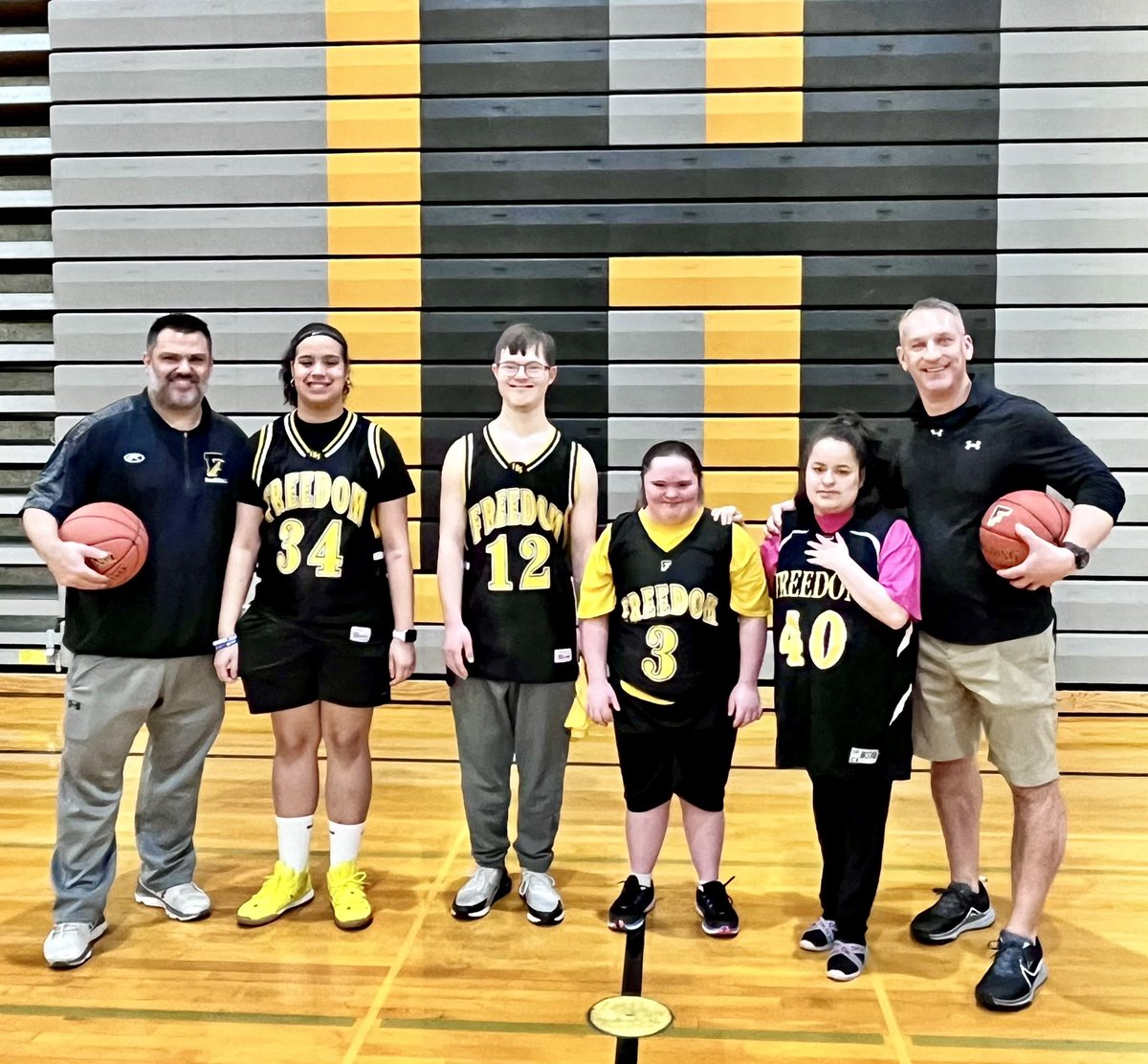 fhssportsBASD's tweet photo. PROUD PATRIOTS
Our squad at today’s Special Olympics 🏀 extravaganza! Seniors Briseis, Griffin, Kelli and Karymar, alongside Coach D’Amico and Coach Kremus; and a shot of our entire Patriot team.
Great work today, Freedom!!! 👏🏼🔥💪🏼
📷 credit: Mrs. H.
@BASDMsSage @BethlehemAreaSD https://t.co/WrWA28H77l