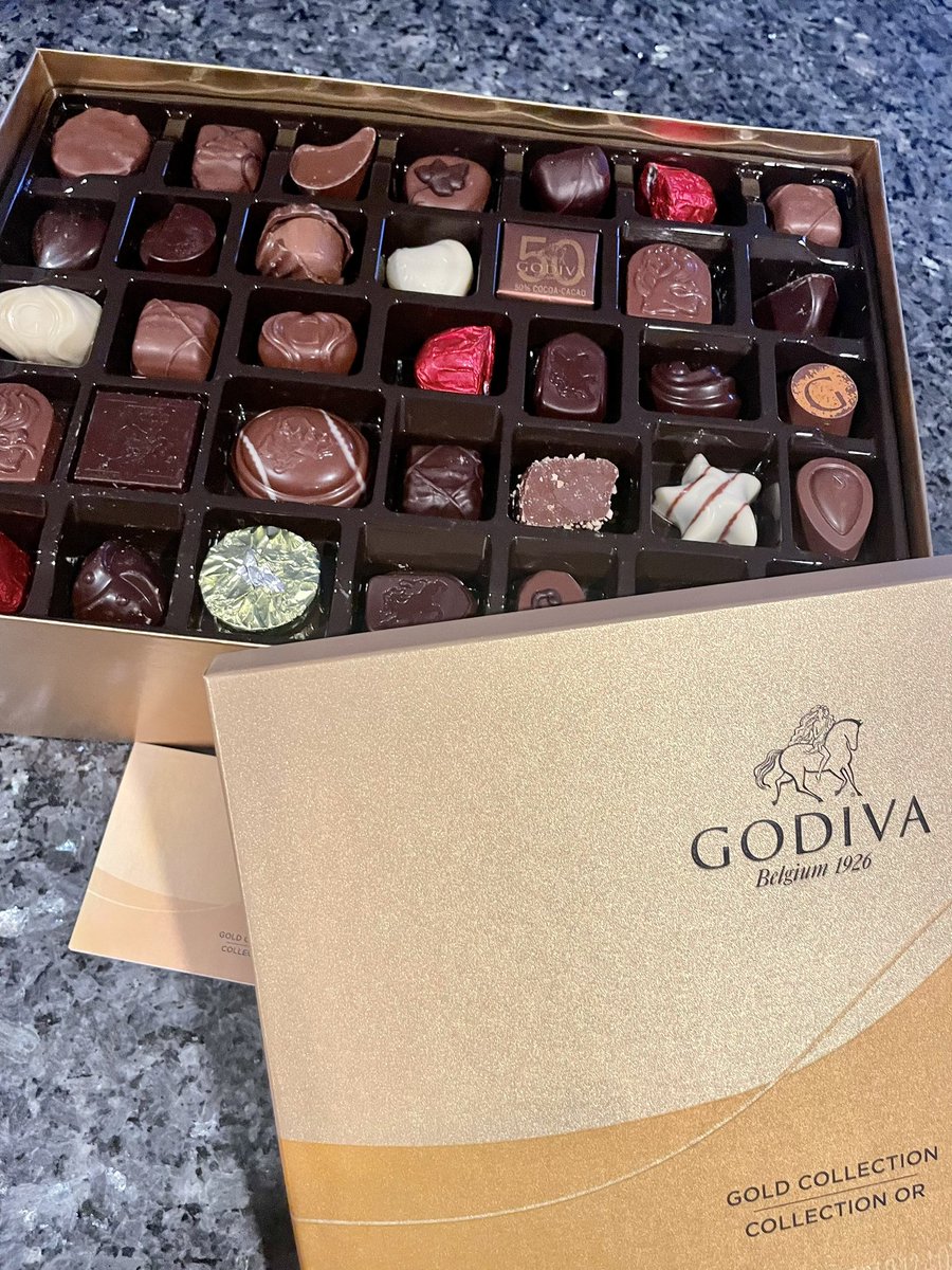 Happy Tuesday to me🍫140 pcs of beautiful #GODIVA #chocolate #chocolateislove #chocolateislife #chocolateishealthy