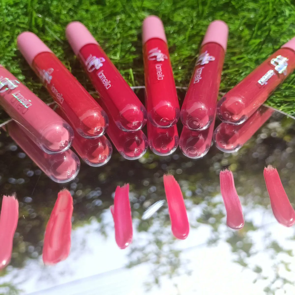 aun_way's tweet image. ถ้าทาเหมือนทาลิปมัน แบบบาง ๆ แล้วก็เม้มปาก จากนั้นชายทิชชู่ซับๆบางส่วนออก ส่วนตัวคิดว่ามันติดทนกว่าให้คะแนนเต็ม 10 ให้ 6 อย่างน้อยลิปก็ทาแทนลิปมันได้  ฟิลลิ่งเหมือนพึ่งไปสักปากมาอะไรงี้ หรือมันอาจจะเป็นลิปลอกก็ไม่แน่ใจ เฮอๆ ☺️

#Lameila #lameilalipstick  #lipsticktutorial