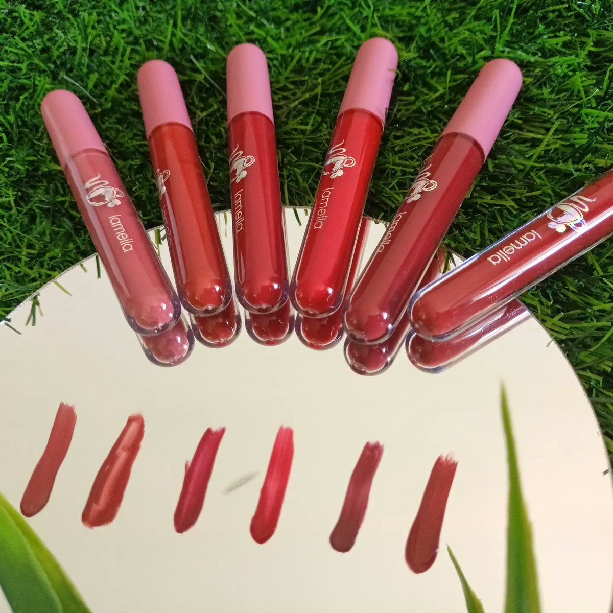 aun_way's tweet image. ถ้าทาเหมือนทาลิปมัน แบบบาง ๆ แล้วก็เม้มปาก จากนั้นชายทิชชู่ซับๆบางส่วนออก ส่วนตัวคิดว่ามันติดทนกว่าให้คะแนนเต็ม 10 ให้ 6 อย่างน้อยลิปก็ทาแทนลิปมันได้  ฟิลลิ่งเหมือนพึ่งไปสักปากมาอะไรงี้ หรือมันอาจจะเป็นลิปลอกก็ไม่แน่ใจ เฮอๆ ☺️

#Lameila #lameilalipstick  #lipsticktutorial