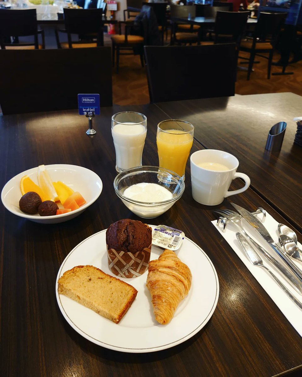 おはようございます。
今朝の爆食会場はヒルトン成田です！

寒いこの季節は、熱々の肉じゃがと鶏団子鍋がウマウマです♪
じっくりと煮込まれた肉と野菜が体に染み渡ります。😋🤤🥰🐓💨

ゆっくり時間が流れていきます。😇🍃

#爆食
#芸術的朝食
#ArtfulBreakfast
#まるちゃんオムレツ