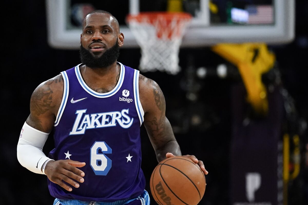 Esfericover's tweet photo. LEBRON JAMES A PUNTO DE HACER HISTORIA🤩

El jugador de baloncesto estadounidense que actualmente pertenece a la plantilla de Los Angeles Lakers de la NBA, continúa con un gran paso en la NBA y hoy podría convertirse en el máximo anotador de puntos den la NBA.

#LebronJames #NBA https://t.co/cuYkhxV9ee