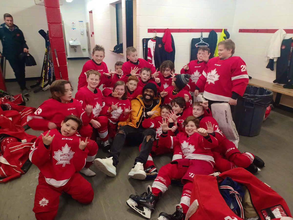 Simoni_Lawrence's tweet photo. Had a blast watching my boy Austin and the rest of the boys tonight!!! Great job we sent Kitchener home packing !!!! @HuskiesHamilton https://t.co/5xhrjsdugY