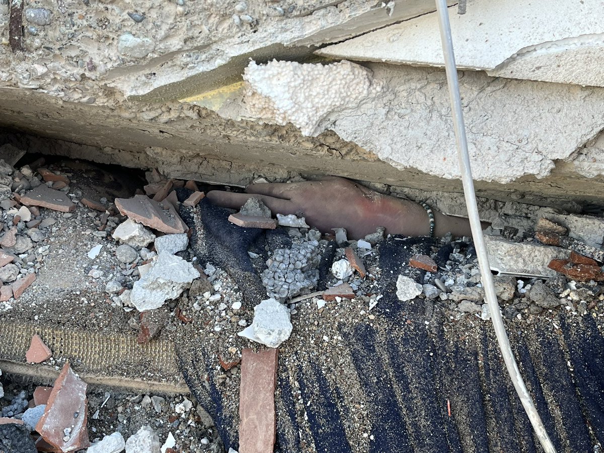 avcikader918's tweet photo. @BolukbasiNisa Gizem Harmankaya 40 saattir enkazın altında eli gözüküyör telefonuna yapılan aramaya cevap verdi konuşlamadı onu bu şekilde ölüme terk etmeyin artık sesimizi duyun.
#artıkgizemikurtarın https://t.co/4f9D2IsDNE