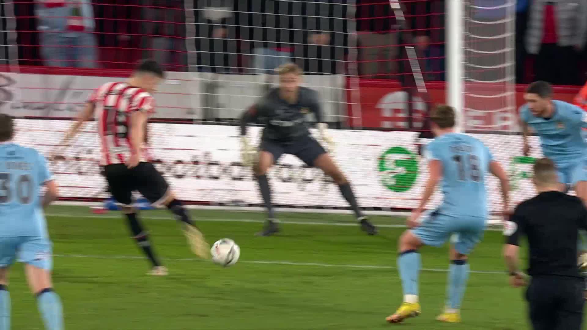 A fantastic save from @RobLainton for @Wrexham_AFC! 🧤

#EmiratesFACup”