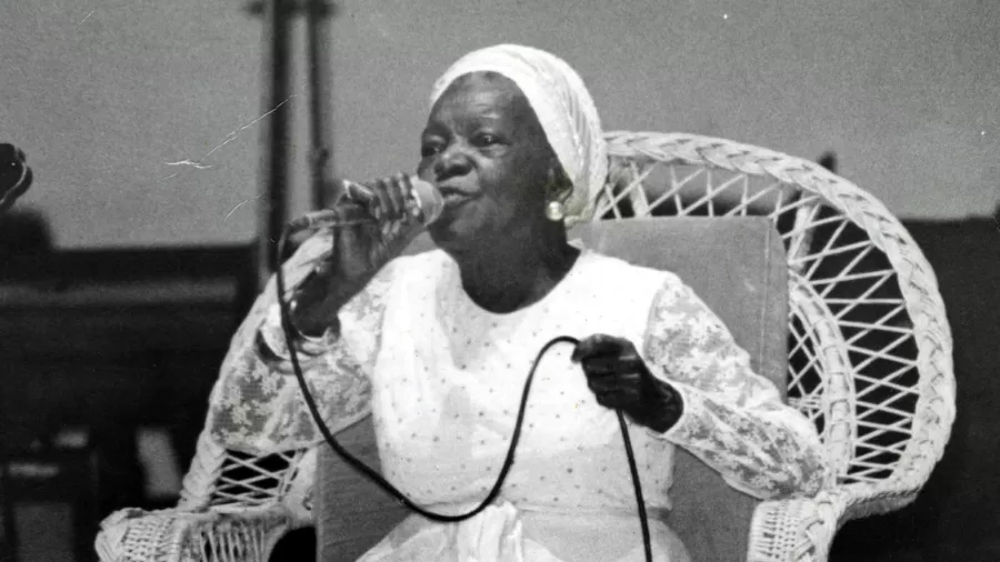 ecoa_uol's tweet photo. Há 122 anos, nascia a cantora considerada o elo musical entre Brasil e África.

Segue o fio pra conhecer a história de Clementina de Jesus 🧶 https://t.co/TlY4QU7Q2y