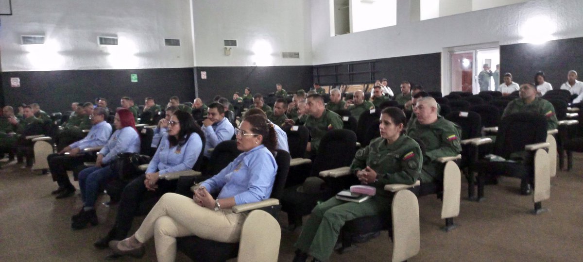 iaesen_umbv's tweet photo. #07Feb El GD. José Martínez Campos, Cmdte de la @ZODITACHIRAN21 ofrece la Conferencia: Acciones de la ZODI Táchira, en el marco del Sistema Defensivo Territorial  y la Seguridad de la Nación a los #Maestrandos en Seguridad de la Nación que realizan la Pasantía de Estudios. https://t.co/XJLeqYB684