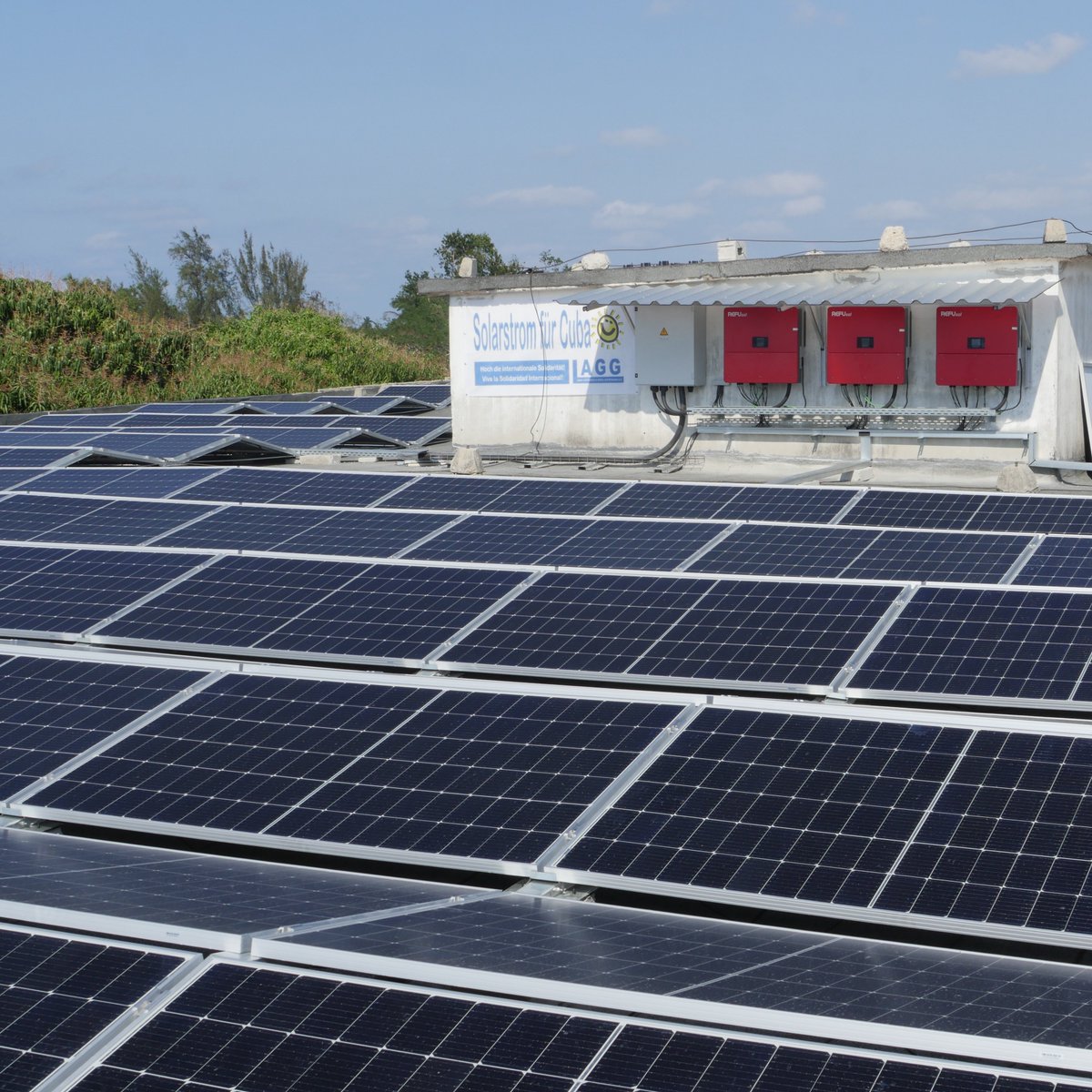 Avanza el CIM en proyectos de energías renovables

Este lunes se inauguró junto a representantes de la empresa alemana LAGG, una nueva inversión en energía solar fotovoltaica, lo que impacta en la disminución del 3% del consumo de energía del Centro y por ende de la red nacional.