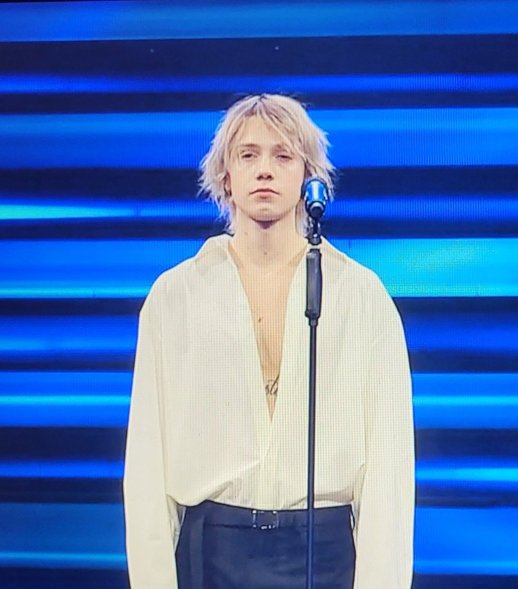 HShine_'s tweet photo. Trova le differenze 
#Sanremo2023 #gIANMARIA https://t.co/W5zpzql0gw