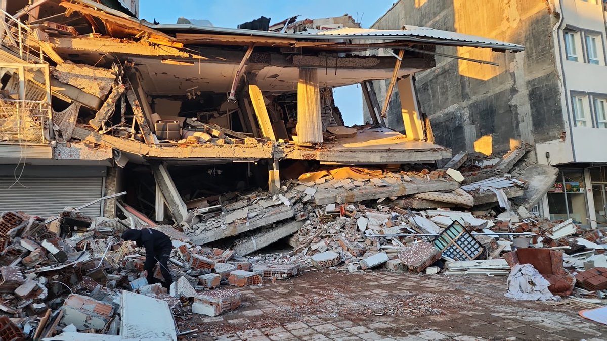 suudeerdem's tweet photo. Yengem ve kuzenlerimden depremden bu yana haber alınamıyor ekip yokmuş Adiyaman Yenimahalle haydarefendi caddesi no 324 Özgül Erdem Zekiye
Erdem Özcan Erdem bu 3 kisi enkaz altinda yardim lütfen! ÜCÜNDEN DE HABER ALINAMIYOR https://t.co/VMZL0lnOe9