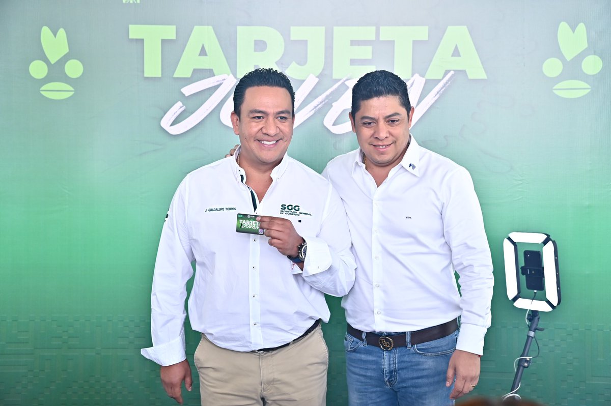 jgpetorresmx's tweet photo. Más programas para los jóvenes, que son parte de esta transformación que vive San Luis Potosí #YaSeNota Hoy estuvimos en la entrega de las tarjetas #MiPase @GobEdoSLP @RGC_Mx https://t.co/p66sIUA5xU