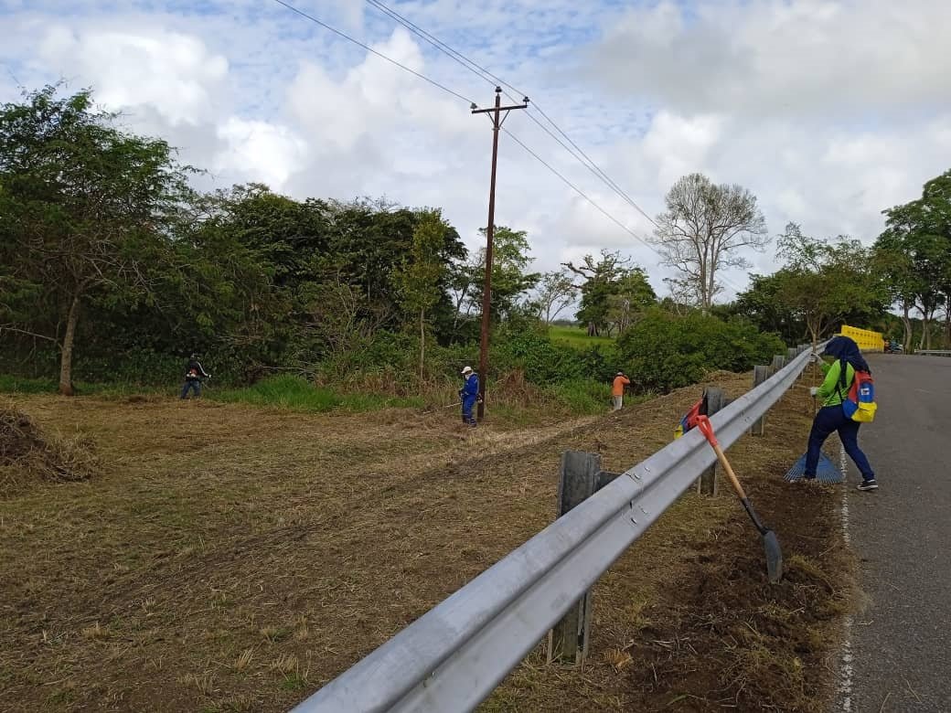 MPPOP_OFICIAL's tweet photo. El @MPPOP_OFICIAL en el Estado #Monagas da inicio a las actividades del Plan de Mantenimiento de Puentes  con apoyo de la Alcaldía de Maturín, en dónde se realizan trabajos de limpieza,  desmalezamiento y mantenimiento.

#VenezuelaMonumental @NicolasMaduro @delcyrodriguezv https://t.co/c9IyK6XHCP