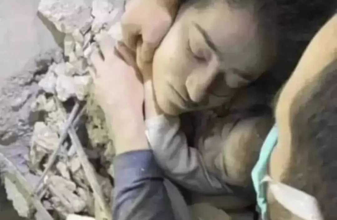 Hani sigara paketlerinin üzerine kötü fotoğraflar koyuyorsunuz ya; bu fotoğrafı da ruhsat almak için devlete başvuru yapan müteahhitlerin ve ruhsatı verenlerin dosyasının kapağına koyun. #deprem