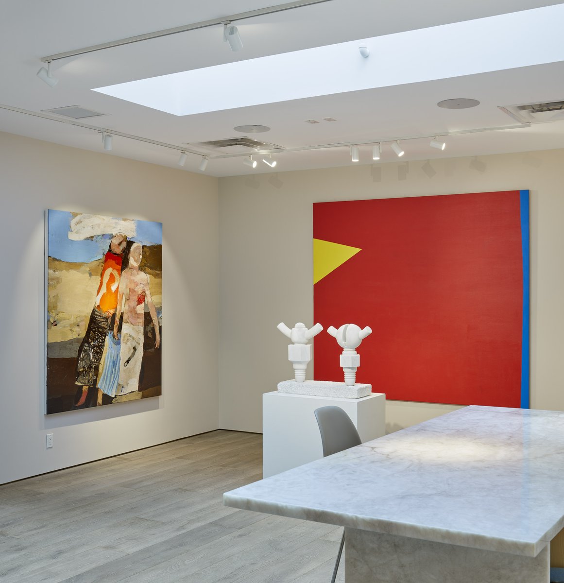 ART COLLECTOR'S OFFICE - TORONTO, ON
The use of neutrals allows for the art to be the room's focal point. #interiordesign #artcollector