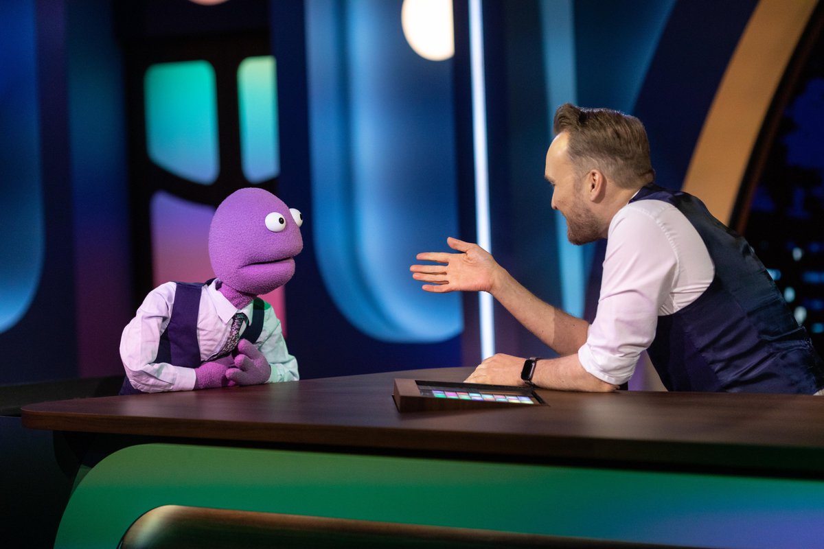 Hij is geen mens, maar wel een pop. Te gast is het Australische comedy-fenomeen Randy Feltface. Kijk De #Avondshow op YouTube: youtu.be/ikYpsguhQoc