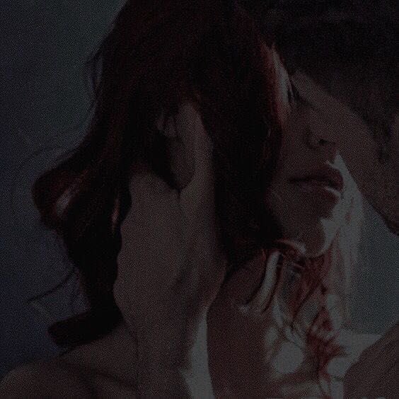 Un amour de jeunesse rompu puis retrouvé.
même après des années 
Leurs lien semblait toujours inchangé.