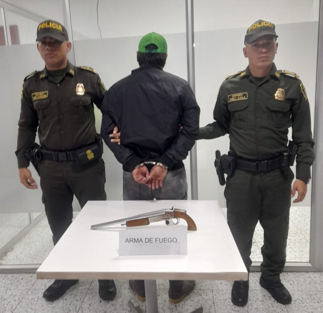 PoliciaCmarca's tweet photo. En la vía Bogotá -Girardot, mediante labores de patrullaje y control a personas, policías del Modelo Nacional de Vigilancia Comunitaria por Cuadrantes en #Subia, capturan a una persona por el delito de fabricación, tráfico, porte o tenencia de armas de fuego. #DiosYPatria https://t.co/GBMTePQ0Ls