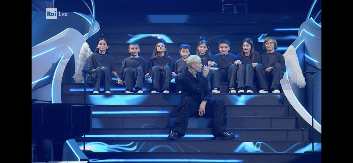 Camminerò
A un passo da te
E fermeremo il vento come dentro gli uragani
Supereroi
Come io e te
Se avrai paura allora stringimi le mani
Perché siamo invincibili vicini

Sono molto fragile ❤️❤️❤️❤️❤️
#Sanremo2023