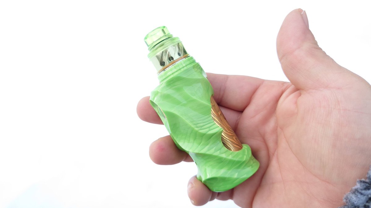 CebrjowHwScHCkj's tweet photo. 皆さんおはよっチェ😆👍今日も宜しくご安全に。🙇💦#LKC #JUMA Green Mamba NONAME MOD + Zenith V4 RDA + #WildTip810 Drip Tip 😋💦#VAPE #vape好きな人と繋がりたい #VAPE好きと繋がりたい #VAPE初心者 #LovePinoyVapingGear #LowkeyCustoms #iamlowkeycustoms https://t.co/8kgFavID27