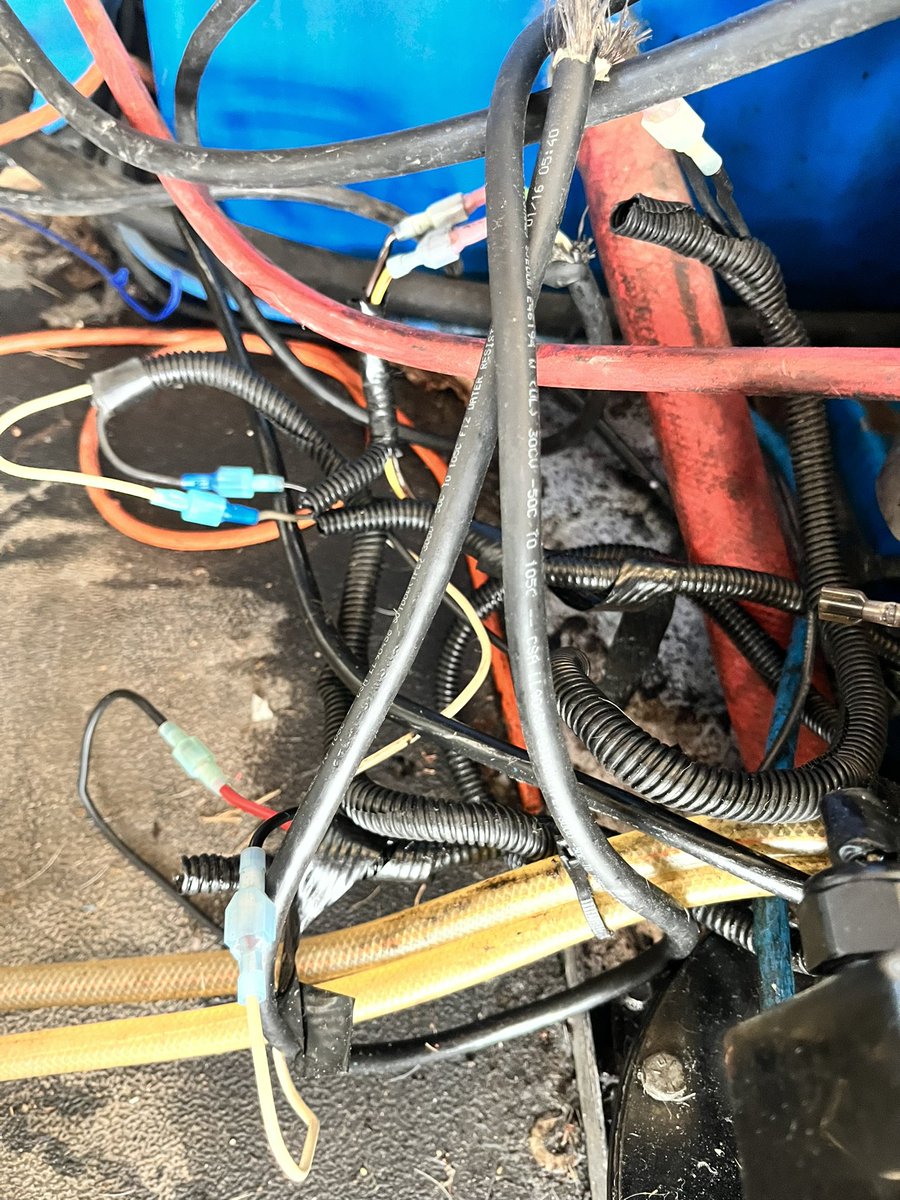 studentoflife's tweet image. I might’ve just fixed a problem with 1 of our machines that’s been driving me nuts for over a month. I thought it was the fuel pump but this melted wire connection just might be the culprit. I replaced a few more connectors for good measure. #wiringproblems #arrgh  Now I can read