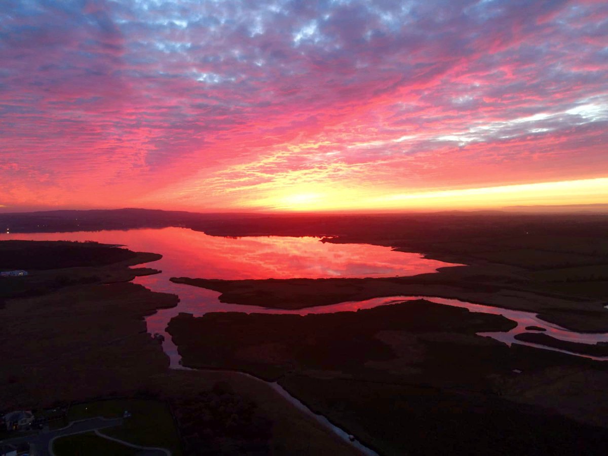 wexfordrone's tweet photo. Fire in the sky over the Slaney this evening #Wexfordrone https://t.co/bvbbFCqJHC
