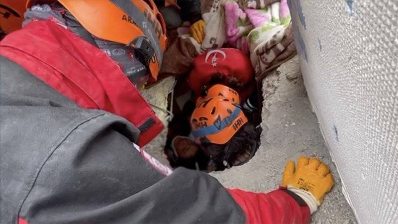 Kahramanmaraş'ta enkazdan kurtarılan çifte ilk müdahaleyi sağlık çalışanı kızları yaptı:

"Anneciğim, sana sürpriz yapmak için geldim"