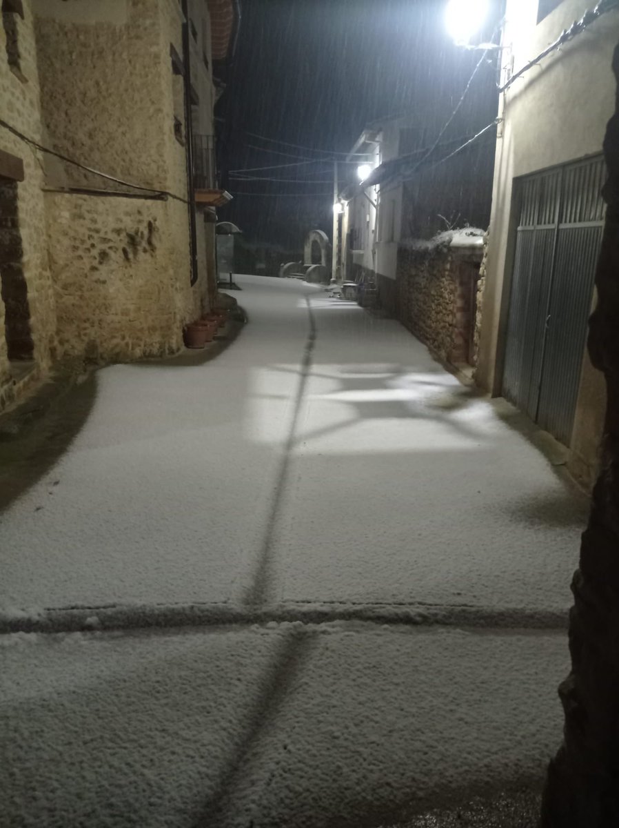 Seguix la nevada a #Ràfels (630msnm). Temp -0,6°C. La cota a esta part del #Matarranya continue baixa.