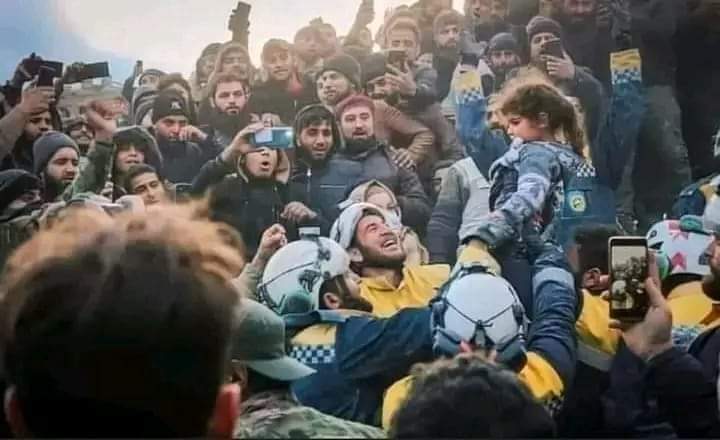 وكأنّهم يَحمِلون الكأس
ولِسانُ حالِهِم يَقول
تَلكَ هيَ أعظمُ بُطولةٍ في العالم
إنقاذُ رُوح !

#ارفعوا_العقوبات_عن_سوريا #ارفعوا_الحصار_عن_سوريا #زلزال_سوريا_تركيا #هزه_ارضيه