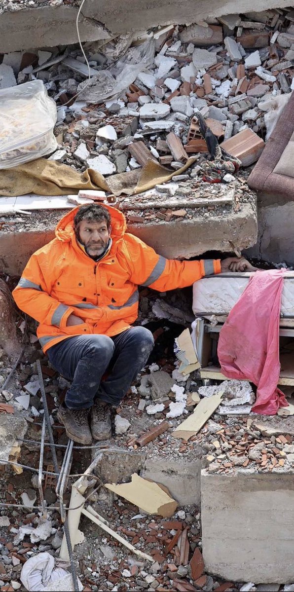 OfficialMalbec's tweet photo. BREAKING News and Hearts: 🥺Every event in the world leaves scenes that must be remembered.  To serve as a lesson in humanity.  Humans being human.  They are destructive scenes but at this moment only life matters.  Nothing more.
#Turkey #heartbroken
#humanity #human #justdoit https://t.co/49g3ngLuX4