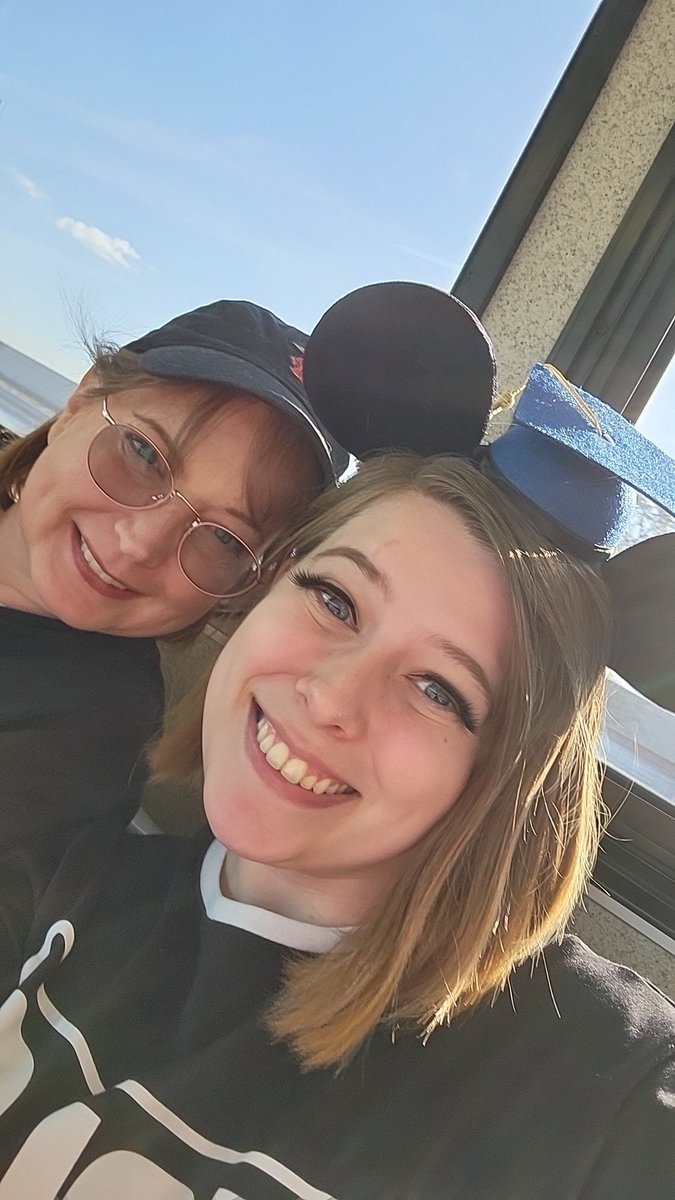 SomeCOMMkid's tweet image. I'm at Disney! Gahhh, it's as magical as I remember it— Probably the best College Graduation gift ever!!