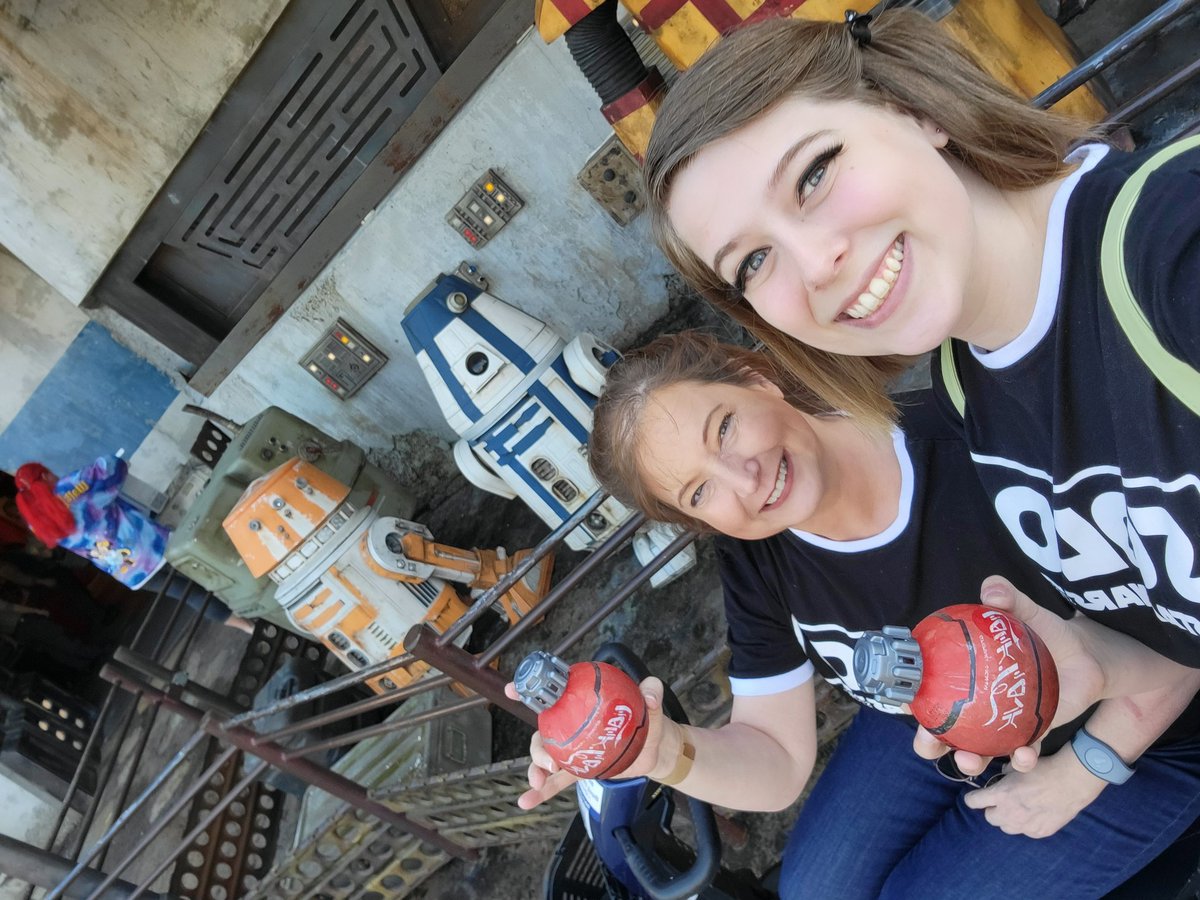 SomeCOMMkid's tweet image. I'm at Disney! Gahhh, it's as magical as I remember it— Probably the best College Graduation gift ever!!