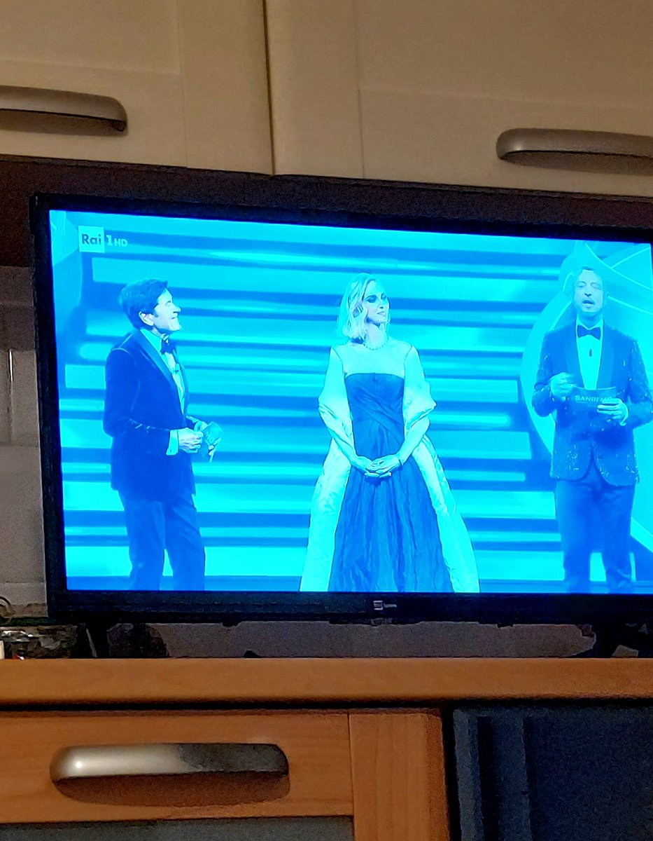 Chicca1967's tweet photo. Io guardo Sanremo 🤗#sanremo2023 #sanremorai #festivaldisanremo #rai  #staserafestival @ChiaraFerragni https://t.co/29RYcxF9Qg