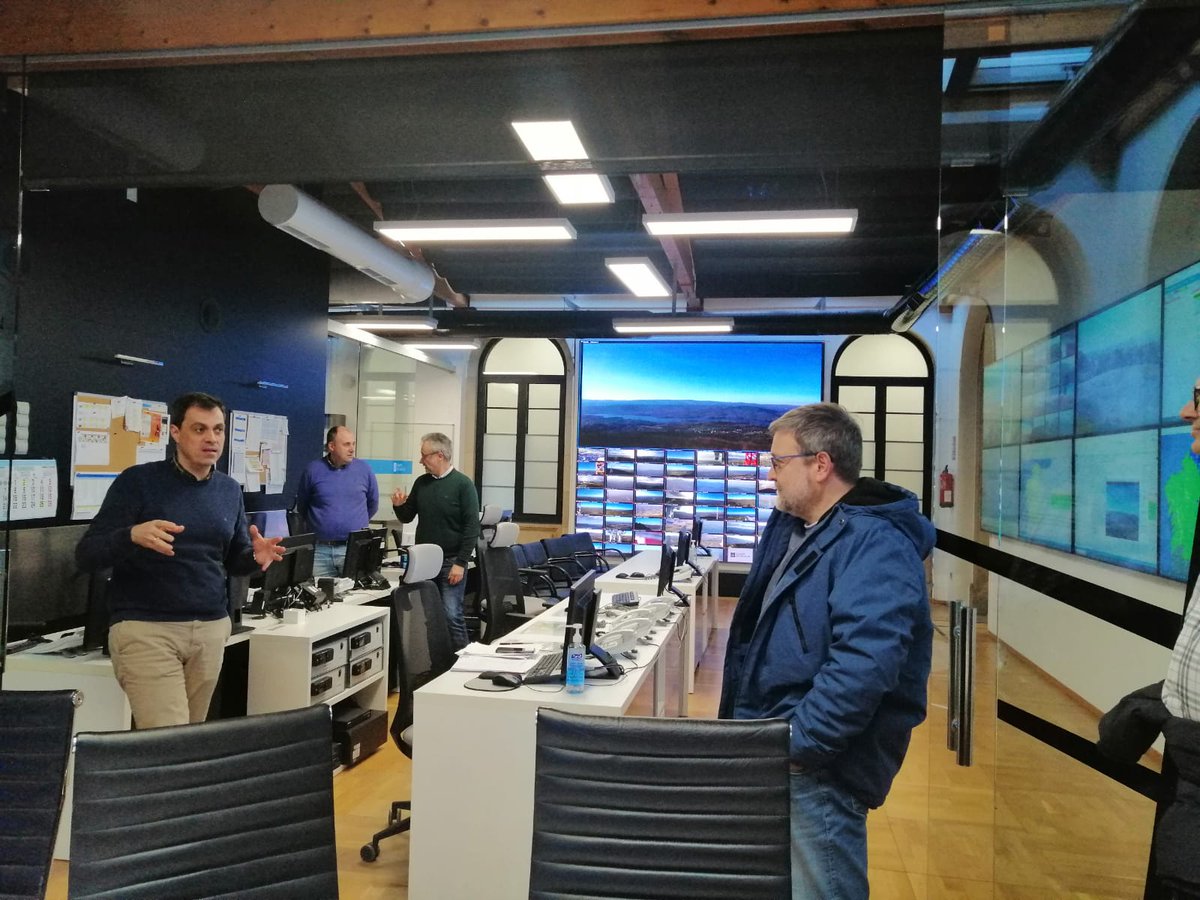 jpicos13's tweet photo. Tarde de visita al Centro de Coordinación Central de Defensa Contra #Incendios #Forestales de la DX #DefensaDoMonte #ConselleriaDoMedioRural @Xunta con alumnos de @masterFUEGO2022  Gracias especiales a @galvarezbea por la demostración de las capacidades de #XeoCode https://t.co/HQXWQBsLNC