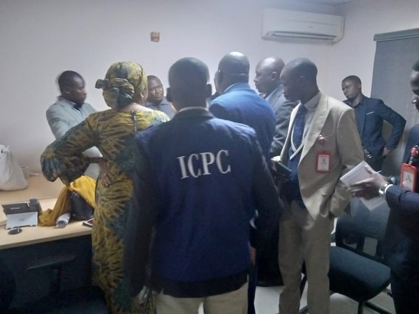 southsouthboy3's tweet photo. ICPC arrests bank managers, discovers #258m hidden in bank vaults. https://t.co/vARLI2xfJW