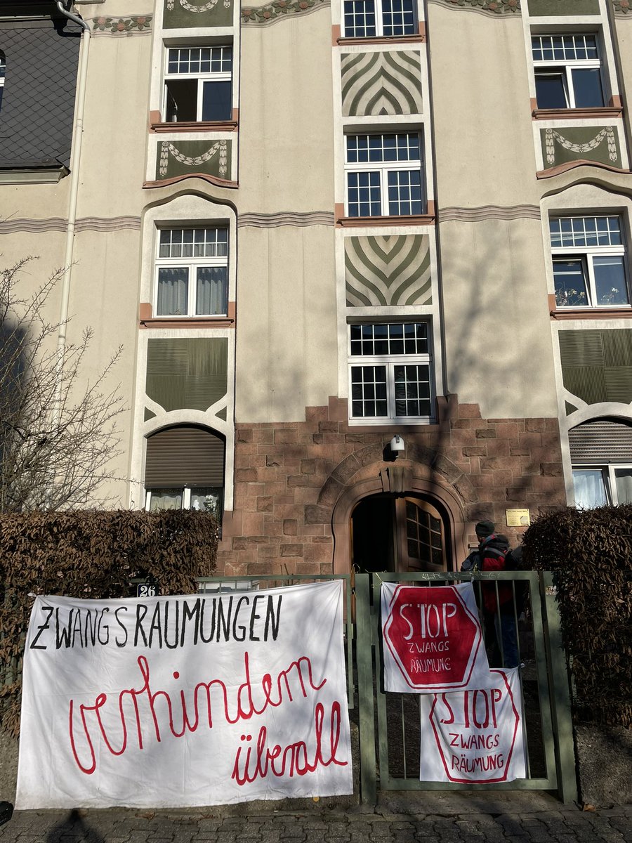 Wir haben heute mit ca 50 Menschen Emmas Zwangsräumung solidarisch begleitet. Viele Fälle bleiben oft unsichtbar & anonym - dieser nicht. Wir sind froh über mutige Menschen, die ihre Situation öffentlich machen & Missstände aufzeigen. #stopevictions #zwangsräumungenverhindern