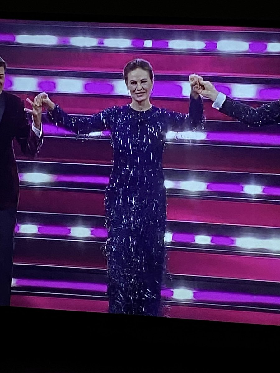 killmymvind's tweet photo. #Sanremo2023
MA TUO PADRE È UN LADRO?
NO PERCHÈ HA PRESO LE STELLE E LE HA MESSE SUL TUO VESTITO https://t.co/K4FcnCUsuV