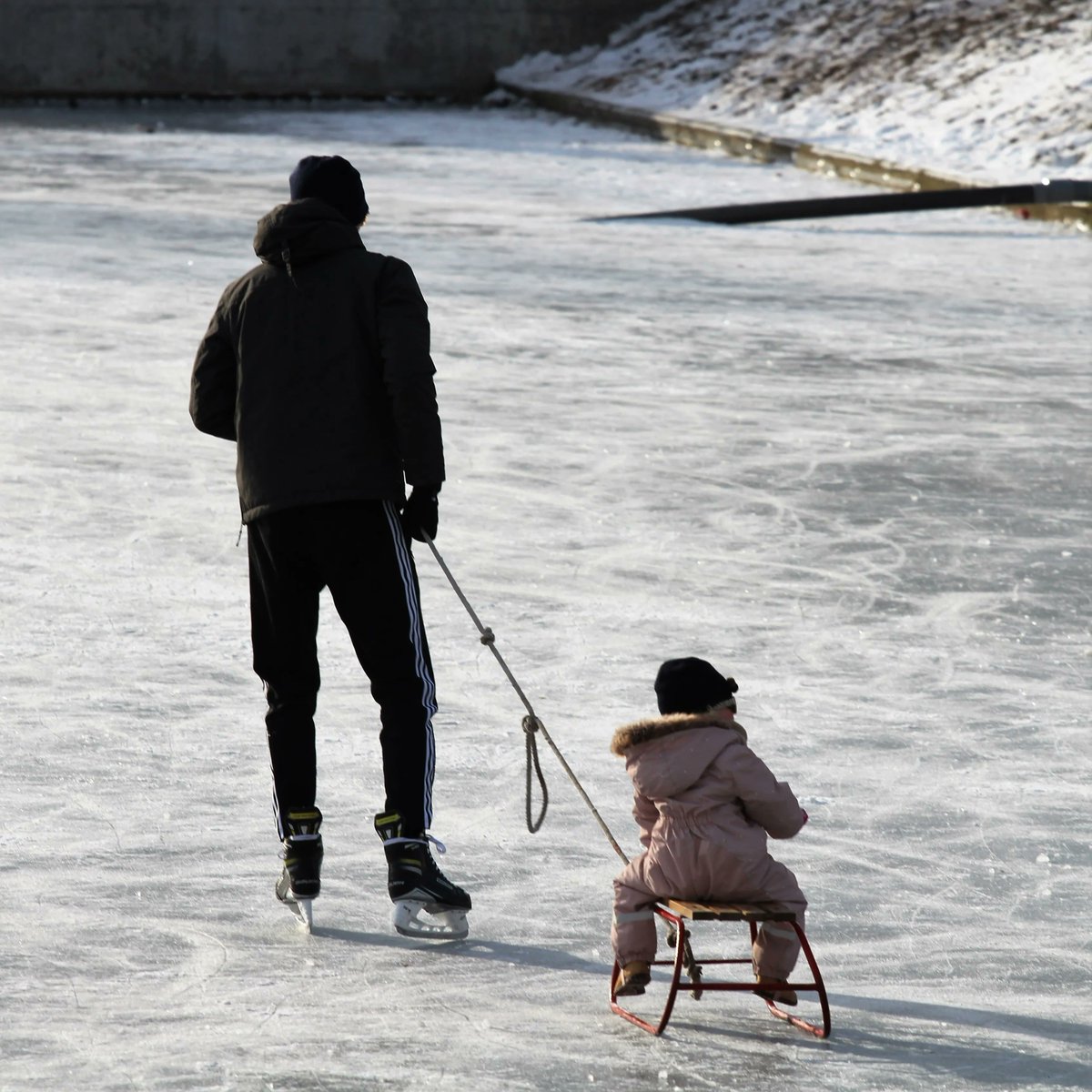 AdventureSmart's tweet photo. #ConseilDuMardi : Parents, parlez à vos enfants des dangers de sortir sur la glace. Supervisez toujours les enfants qui jouent sur ou près de la glace et gardez les animaux en laisse. #AdventureSmart https://t.co/TIiniL3nzd https://t.co/uwnrv7o7YD