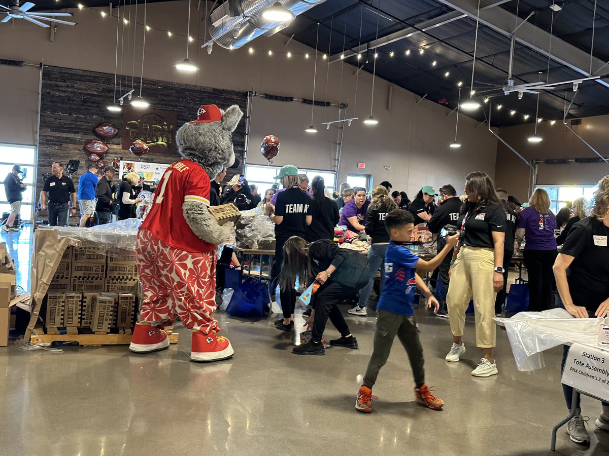 Thank you <a href="/kcwolf/">KC Wolf 👀</a> and @ChiefsCheer for helping us to assemble hundreds of Basket of Hope gifts for families with seriously ill children in Super Bowl city! These gifts will be delivered by NFL players and NASCAR Drivers throughout the week! Basketofhope.org/PHX/
